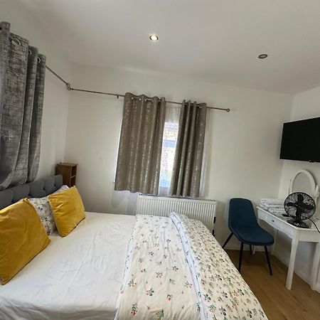 3Rd Studio Flat With Private Toilet And Bathroom Setup For Family Enjoyment 134 Keedonwood Road Bromley Exteriér fotografie