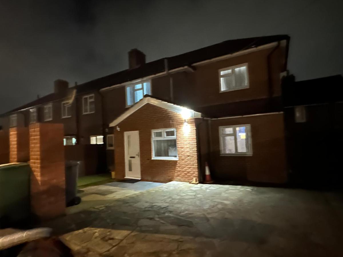 3Rd Studio Flat With Private Toilet And Bathroom Setup For Family Enjoyment 134 Keedonwood Road Bromley Exteriér fotografie