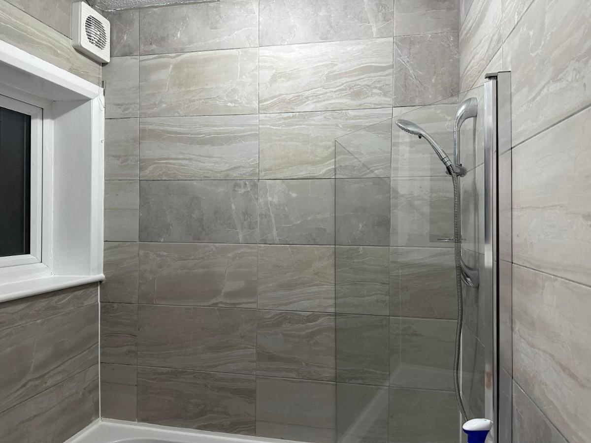 3Rd Studio Flat With Private Toilet And Bathroom Setup For Family Enjoyment 134 Keedonwood Road Bromley Exteriér fotografie