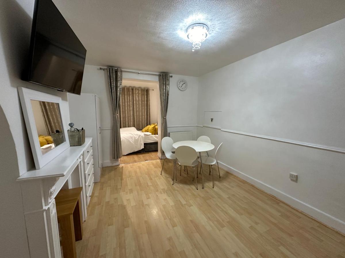 3Rd Studio Flat With Private Toilet And Bathroom Setup For Family Enjoyment 134 Keedonwood Road Bromley Exteriér fotografie