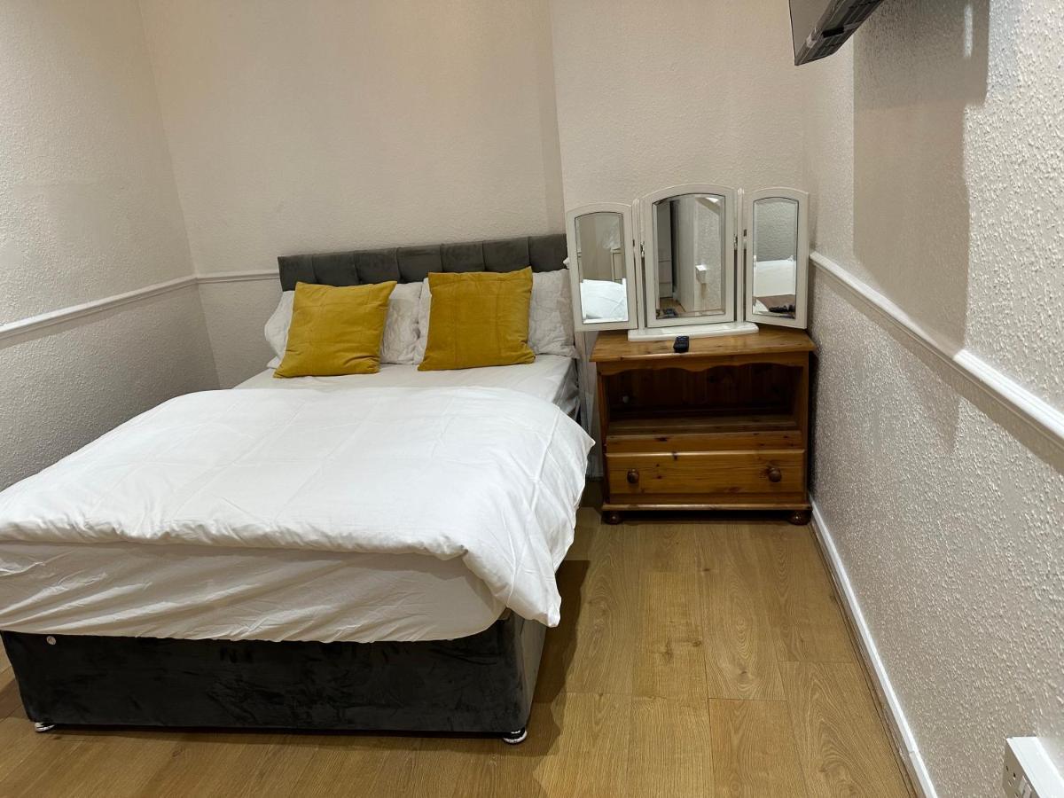 3Rd Studio Flat With Private Toilet And Bathroom Setup For Family Enjoyment 134 Keedonwood Road Bromley Exteriér fotografie