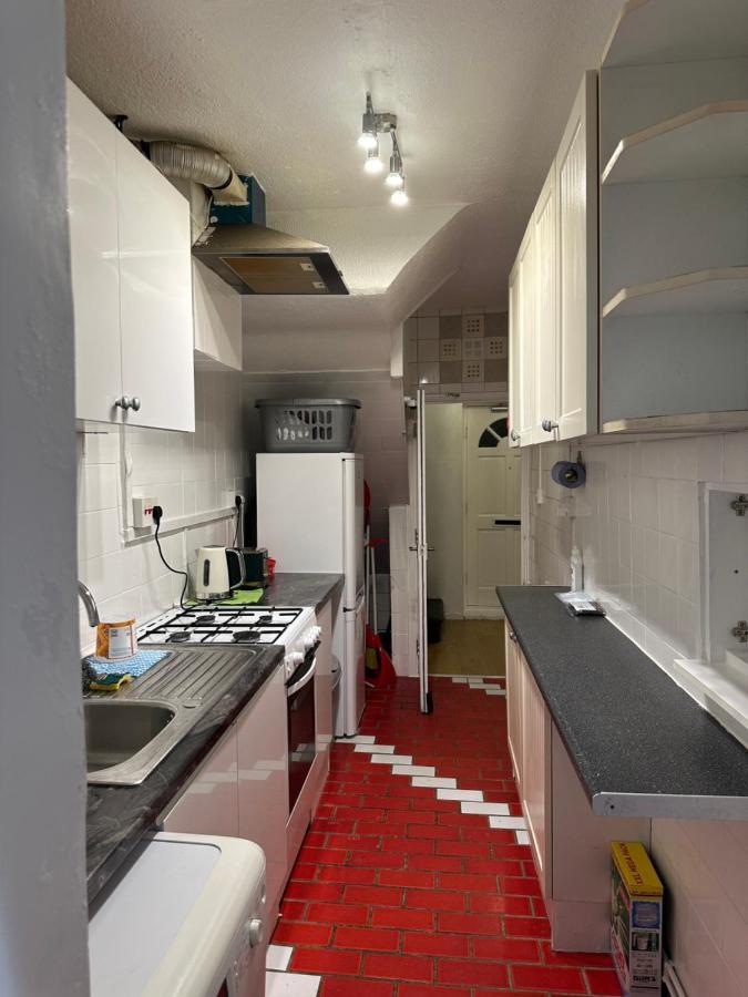 3Rd Studio Flat With Private Toilet And Bathroom Setup For Family Enjoyment 134 Keedonwood Road Bromley Exteriér fotografie