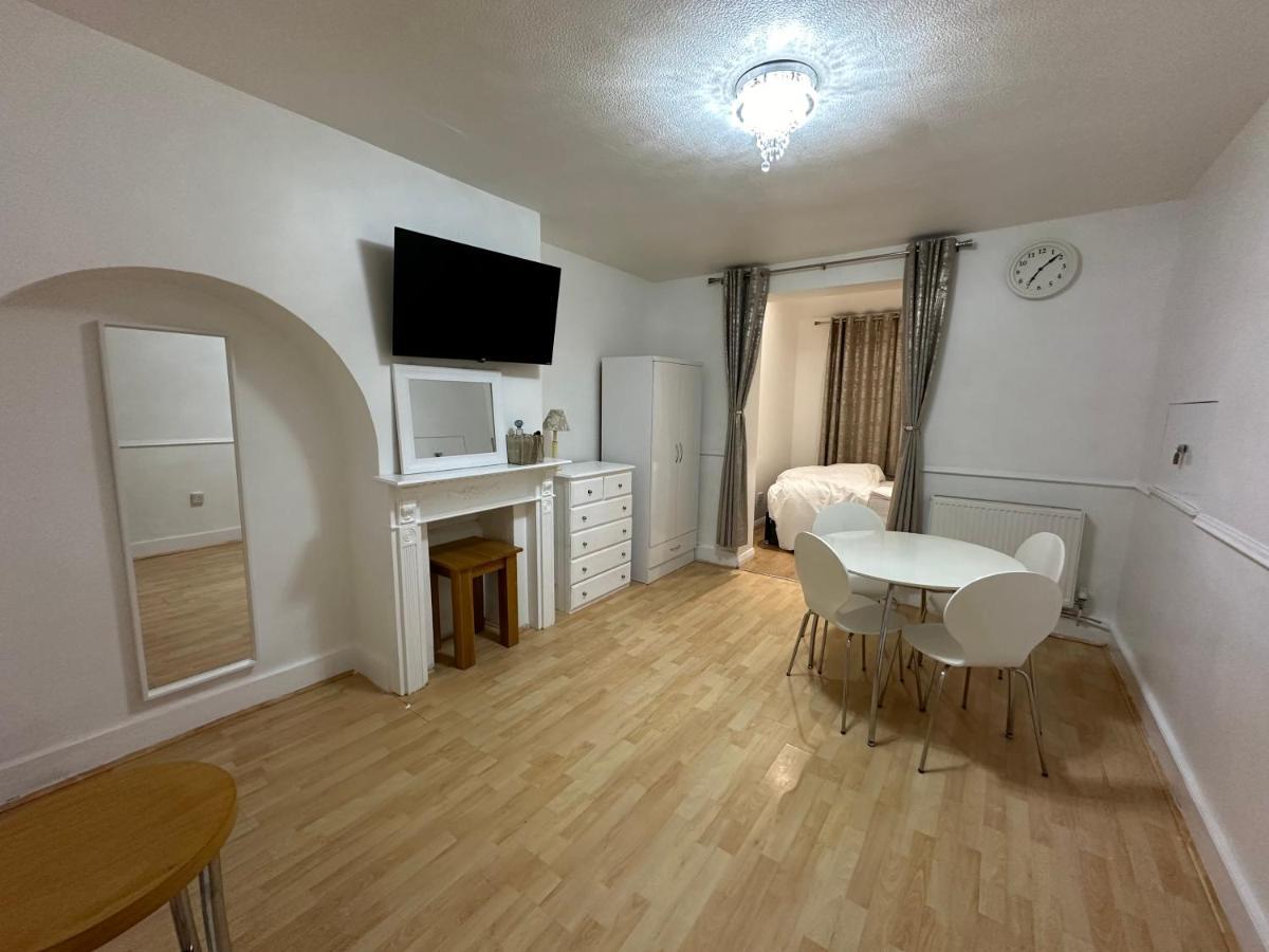 3Rd Studio Flat With Private Toilet And Bathroom Setup For Family Enjoyment 134 Keedonwood Road Bromley Exteriér fotografie