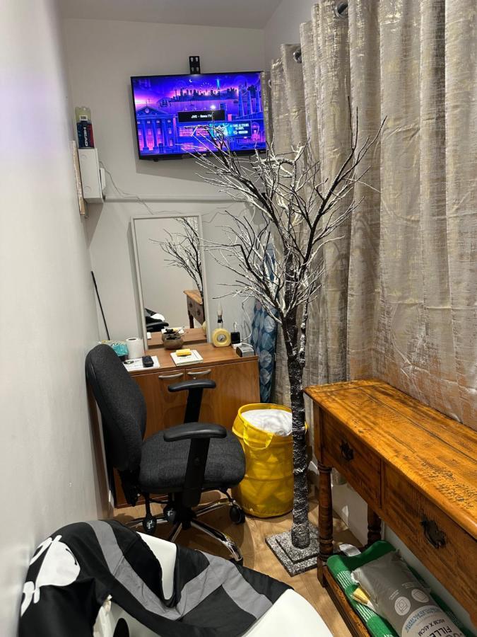 3Rd Studio Flat With Private Toilet And Bathroom Setup For Family Enjoyment 134 Keedonwood Road Bromley Exteriér fotografie