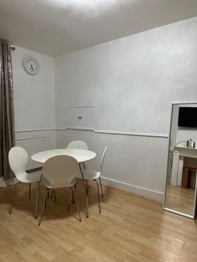 3Rd Studio Flat With Private Toilet And Bathroom Setup For Family Enjoyment 134 Keedonwood Road Bromley Exteriér fotografie