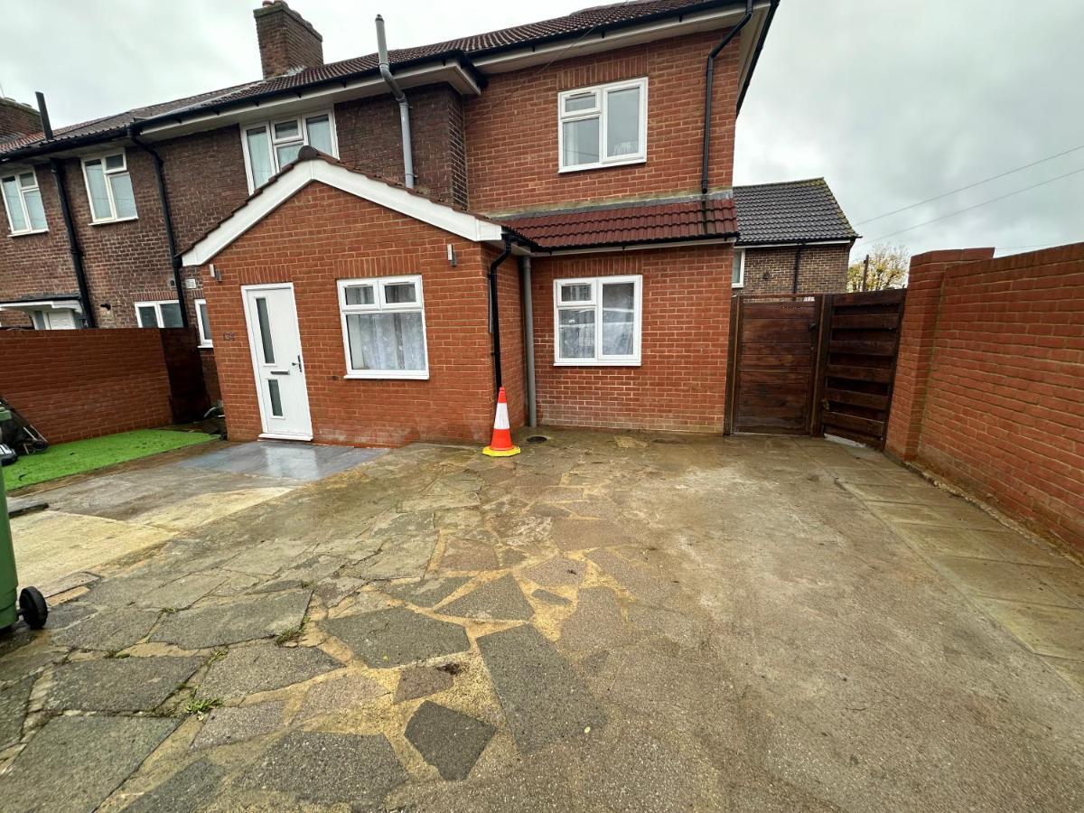 3Rd Studio Flat With Private Toilet And Bathroom Setup For Family Enjoyment 134 Keedonwood Road Bromley Exteriér fotografie