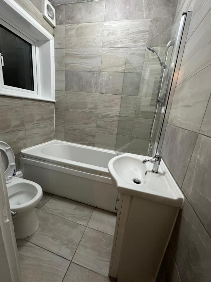 3Rd Studio Flat With Private Toilet And Bathroom Setup For Family Enjoyment 134 Keedonwood Road Bromley Exteriér fotografie