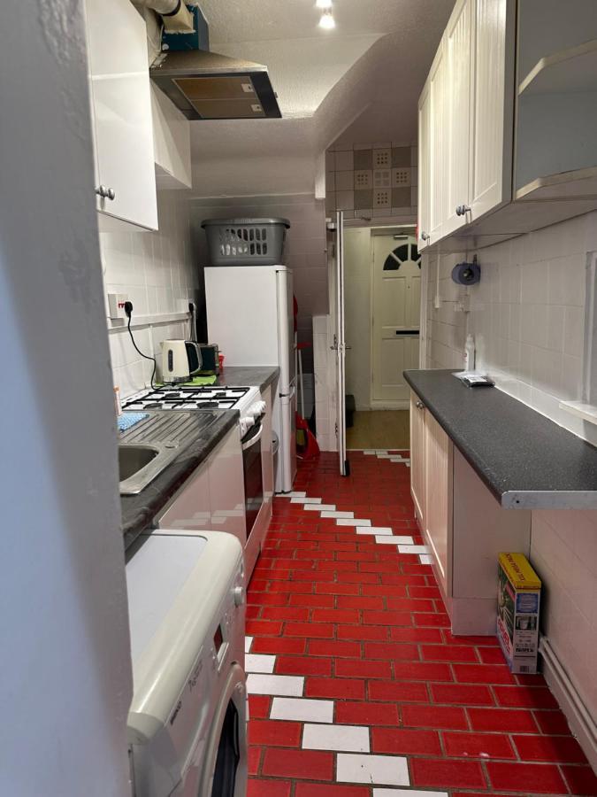 3Rd Studio Flat With Private Toilet And Bathroom Setup For Family Enjoyment 134 Keedonwood Road Bromley Exteriér fotografie