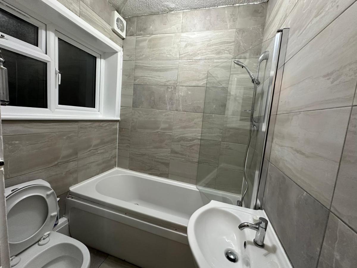3Rd Studio Flat With Private Toilet And Bathroom Setup For Family Enjoyment 134 Keedonwood Road Bromley Exteriér fotografie