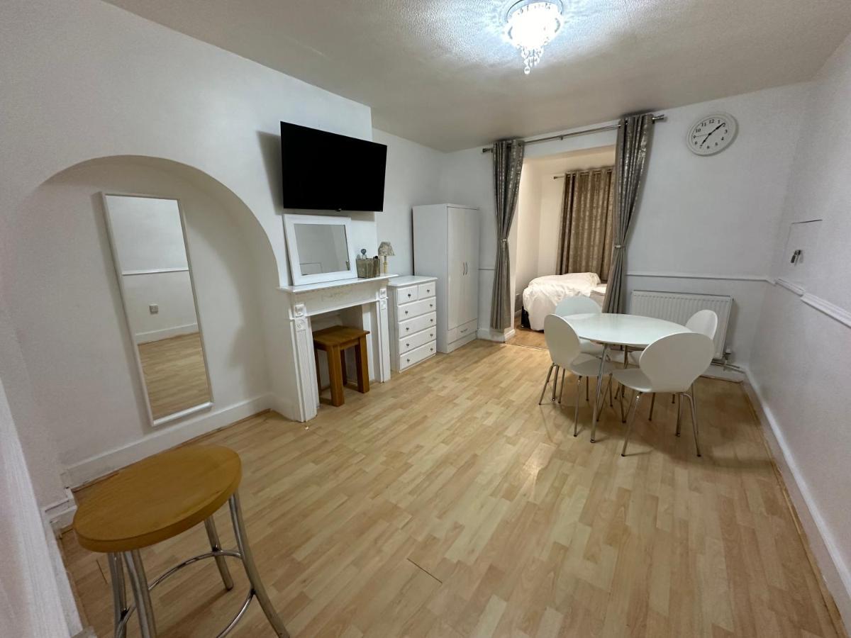 3Rd Studio Flat With Private Toilet And Bathroom Setup For Family Enjoyment 134 Keedonwood Road Bromley Exteriér fotografie