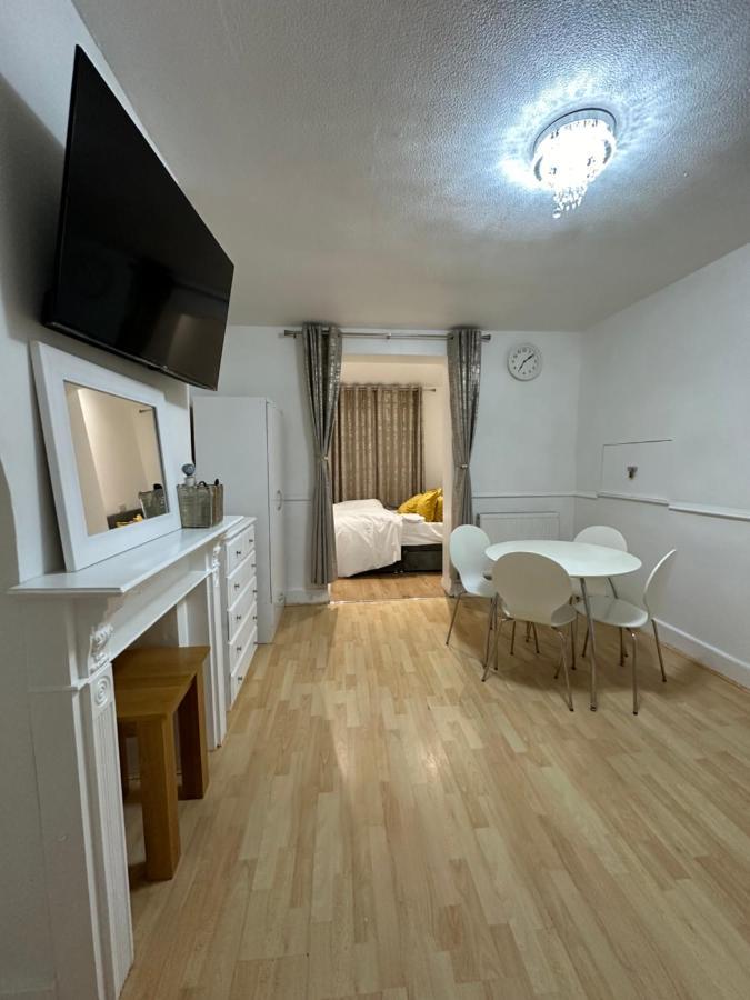 3Rd Studio Flat With Private Toilet And Bathroom Setup For Family Enjoyment 134 Keedonwood Road Bromley Exteriér fotografie