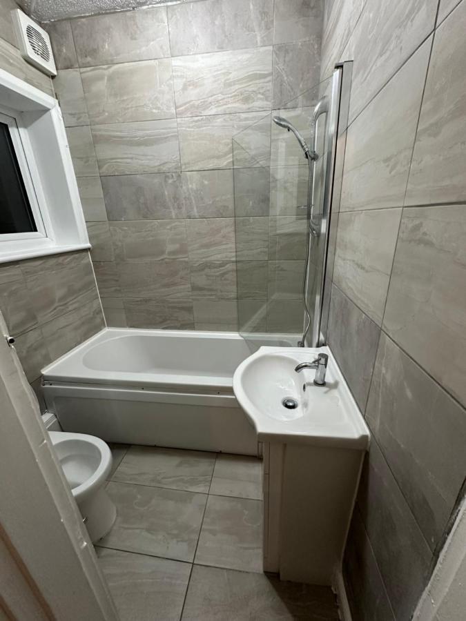 3Rd Studio Flat With Private Toilet And Bathroom Setup For Family Enjoyment 134 Keedonwood Road Bromley Exteriér fotografie