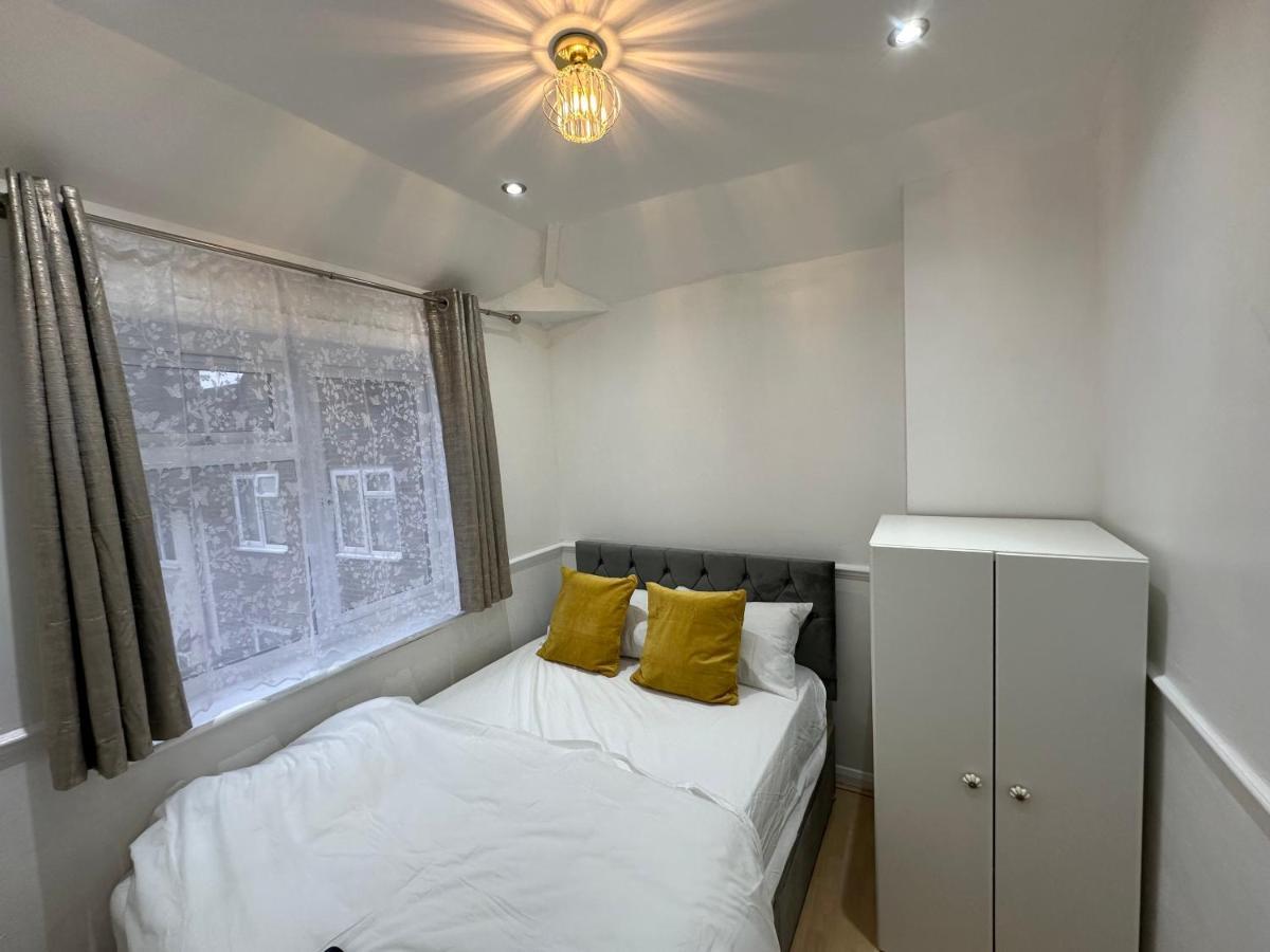 3Rd Studio Flat With Private Toilet And Bathroom Setup For Family Enjoyment 134 Keedonwood Road Bromley Exteriér fotografie