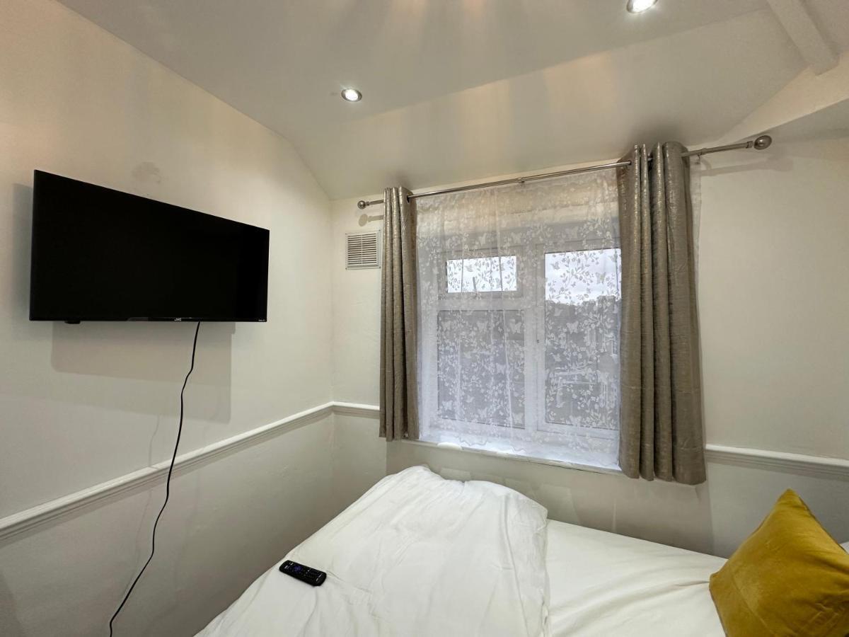 3Rd Studio Flat With Private Toilet And Bathroom Setup For Family Enjoyment 134 Keedonwood Road Bromley Exteriér fotografie