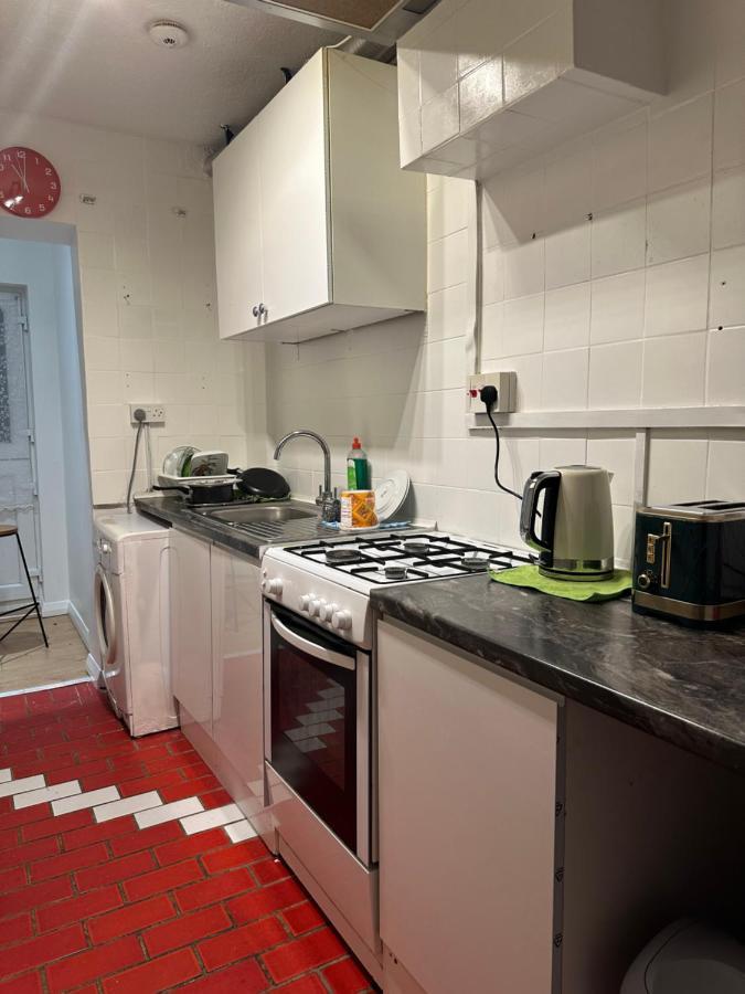 3Rd Studio Flat With Private Toilet And Bathroom Setup For Family Enjoyment 134 Keedonwood Road Bromley Exteriér fotografie