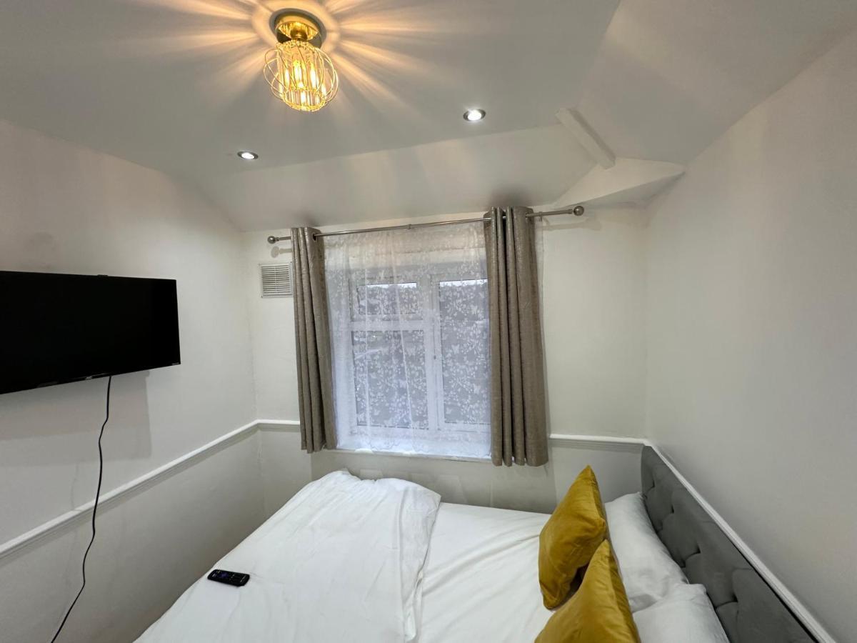 3Rd Studio Flat With Private Toilet And Bathroom Setup For Family Enjoyment 134 Keedonwood Road Bromley Exteriér fotografie