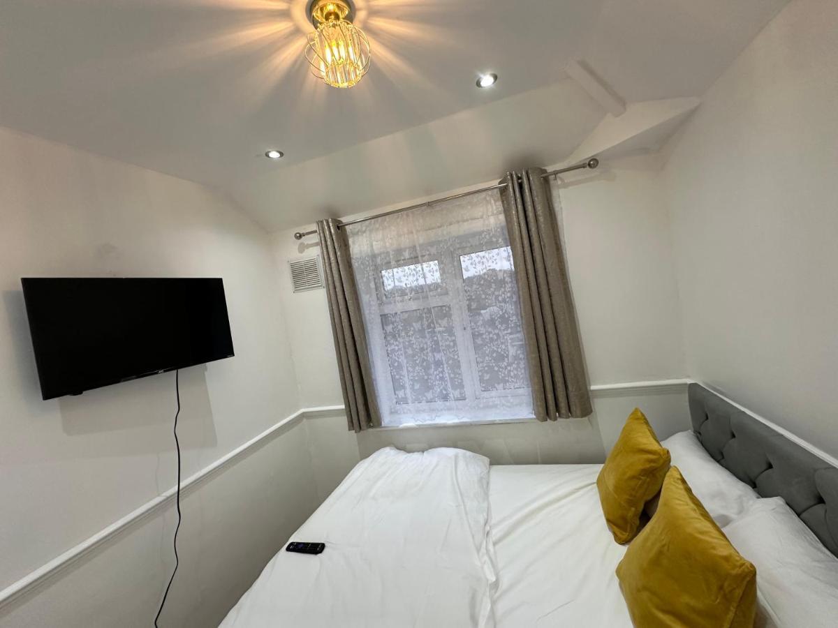 3Rd Studio Flat With Private Toilet And Bathroom Setup For Family Enjoyment 134 Keedonwood Road Bromley Exteriér fotografie