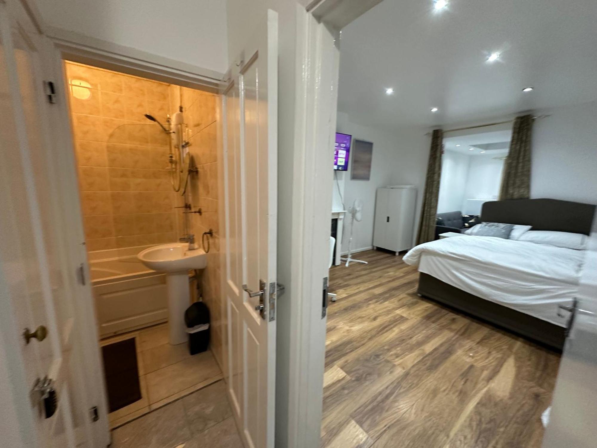 3Rd Studio Flat With Private Toilet And Bathroom Setup For Family Enjoyment 134 Keedonwood Road Bromley Exteriér fotografie