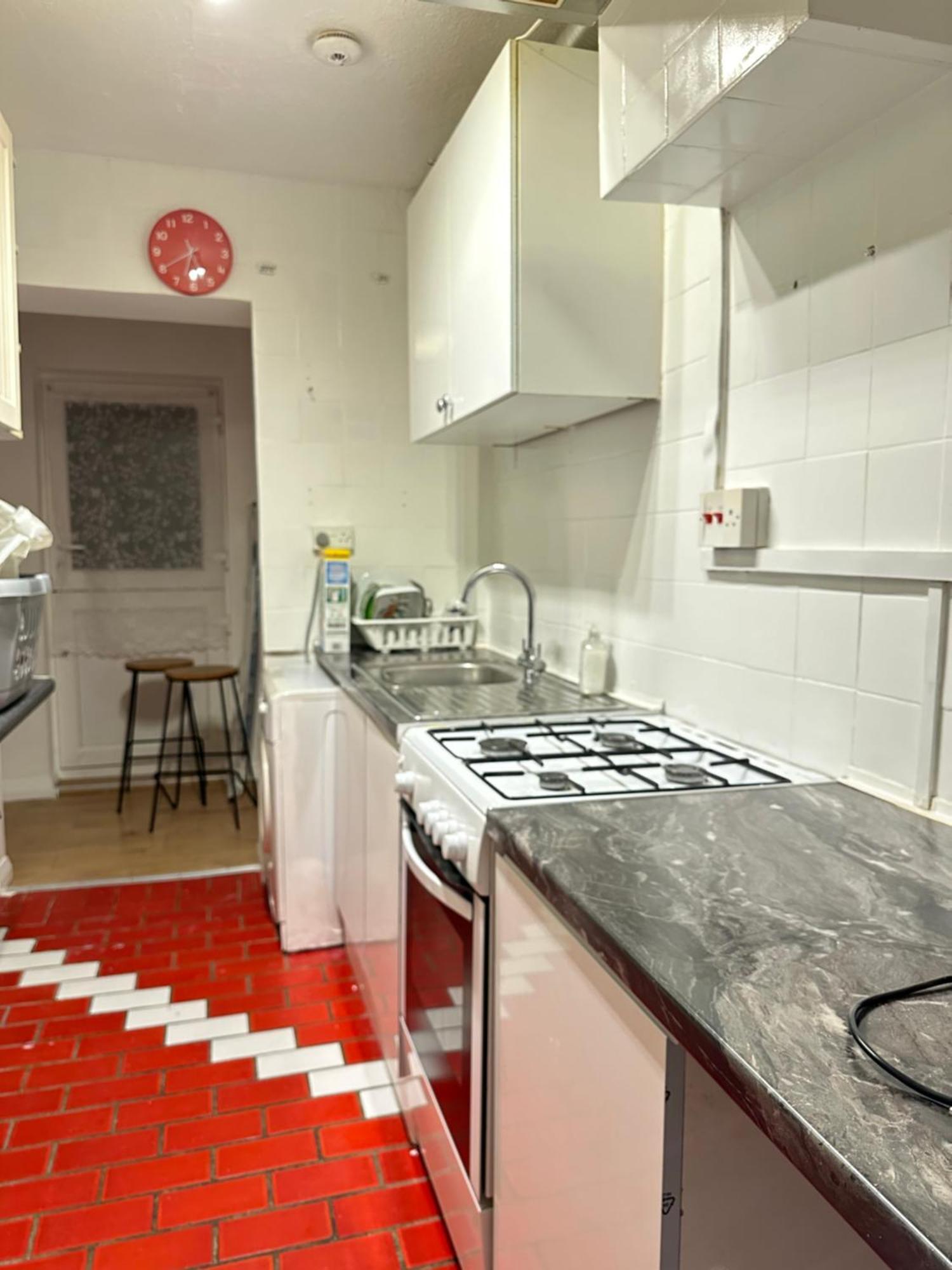 3Rd Studio Flat With Private Toilet And Bathroom Setup For Family Enjoyment 134 Keedonwood Road Bromley Exteriér fotografie