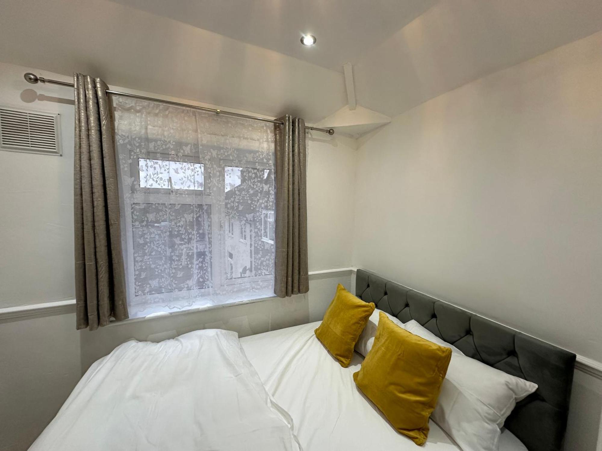 3Rd Studio Flat With Private Toilet And Bathroom Setup For Family Enjoyment 134 Keedonwood Road Bromley Exteriér fotografie