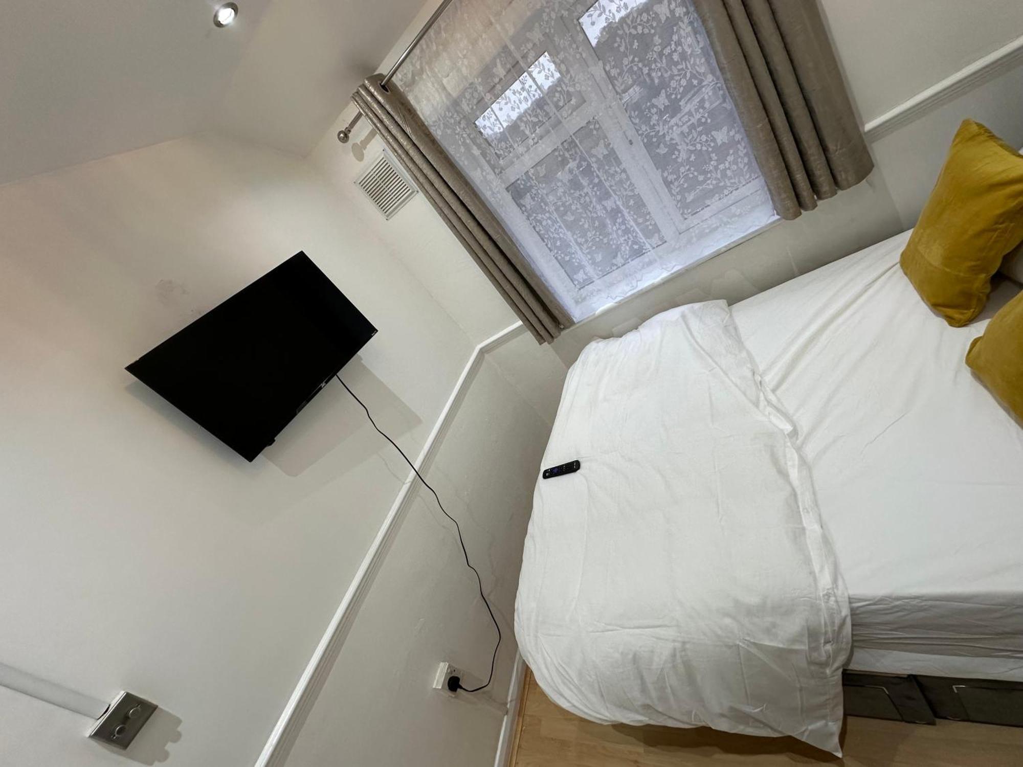 3Rd Studio Flat With Private Toilet And Bathroom Setup For Family Enjoyment 134 Keedonwood Road Bromley Exteriér fotografie
