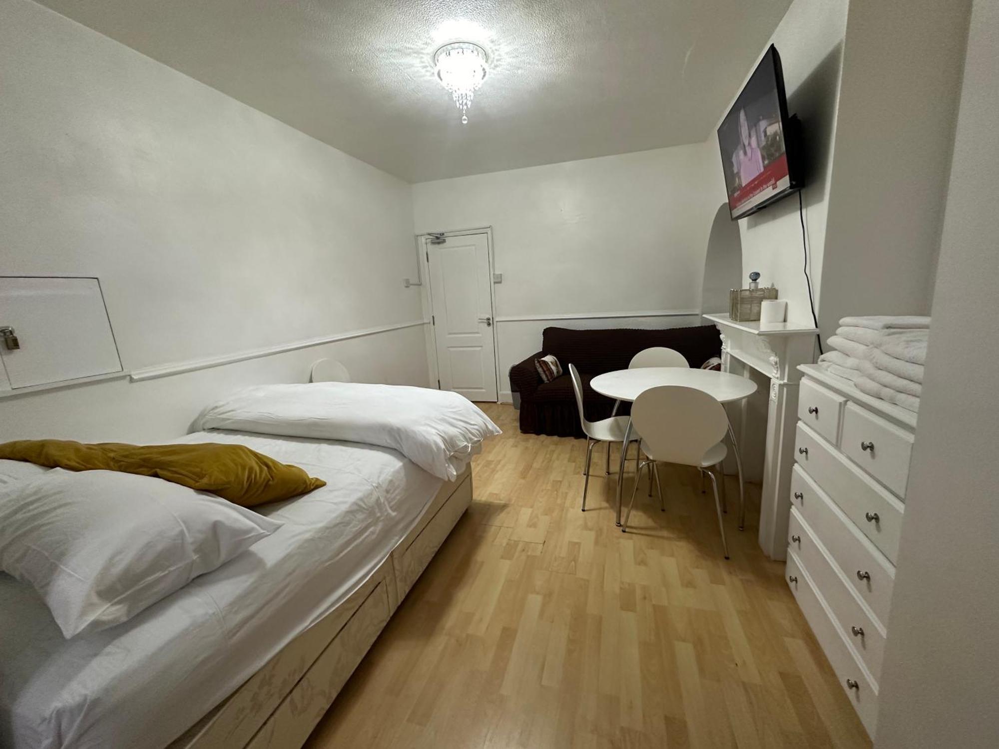 3Rd Studio Flat With Private Toilet And Bathroom Setup For Family Enjoyment 134 Keedonwood Road Bromley Exteriér fotografie