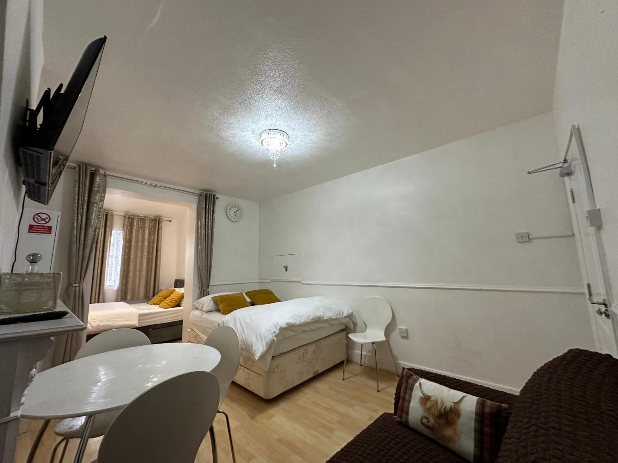 3Rd Studio Flat With Private Toilet And Bathroom Setup For Family Enjoyment 134 Keedonwood Road Bromley Exteriér fotografie