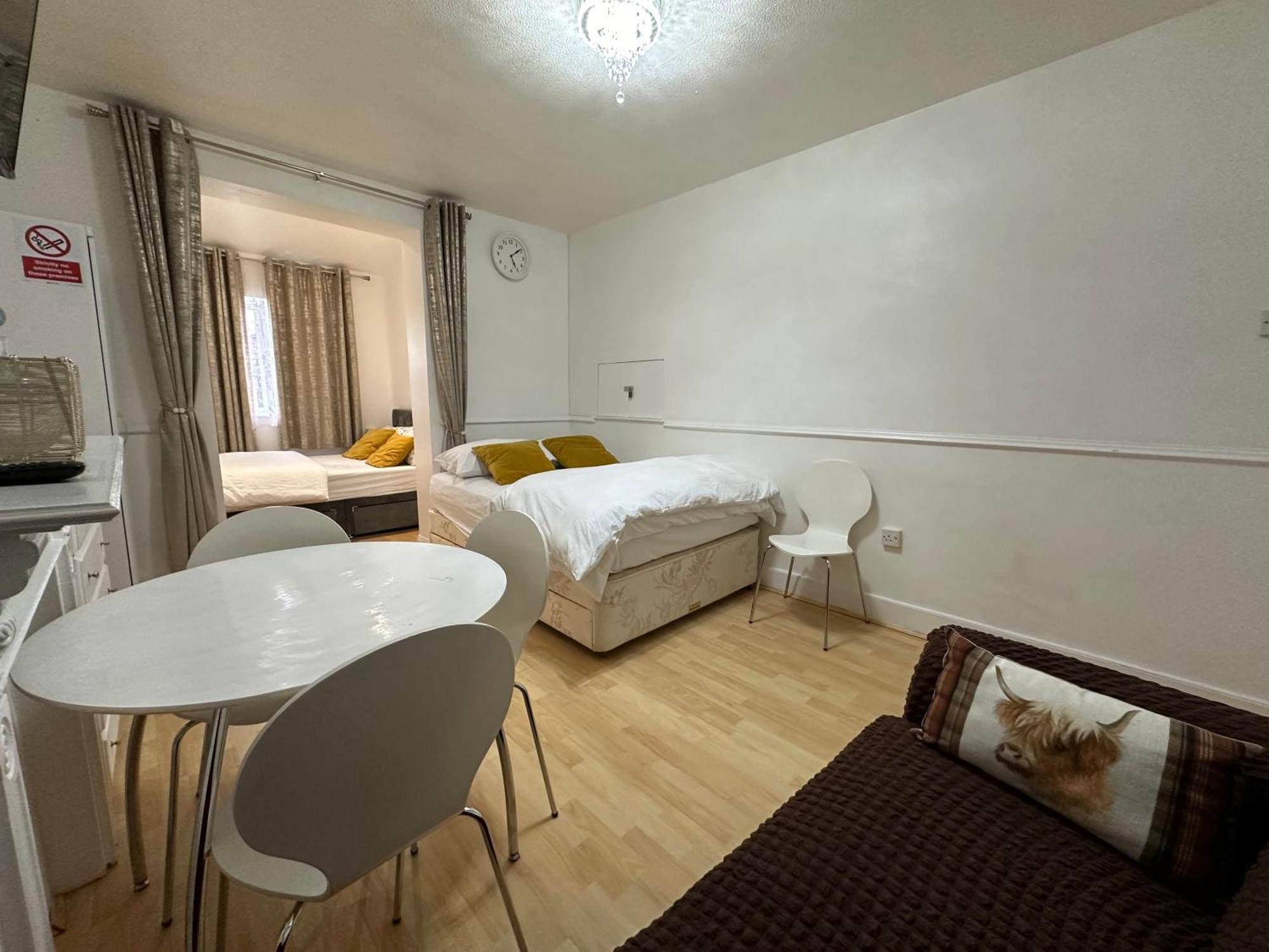 3Rd Studio Flat With Private Toilet And Bathroom Setup For Family Enjoyment 134 Keedonwood Road Bromley Exteriér fotografie