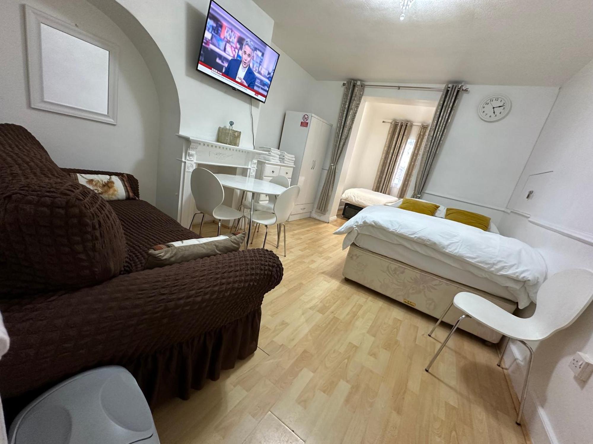 3Rd Studio Flat With Private Toilet And Bathroom Setup For Family Enjoyment 134 Keedonwood Road Bromley Exteriér fotografie