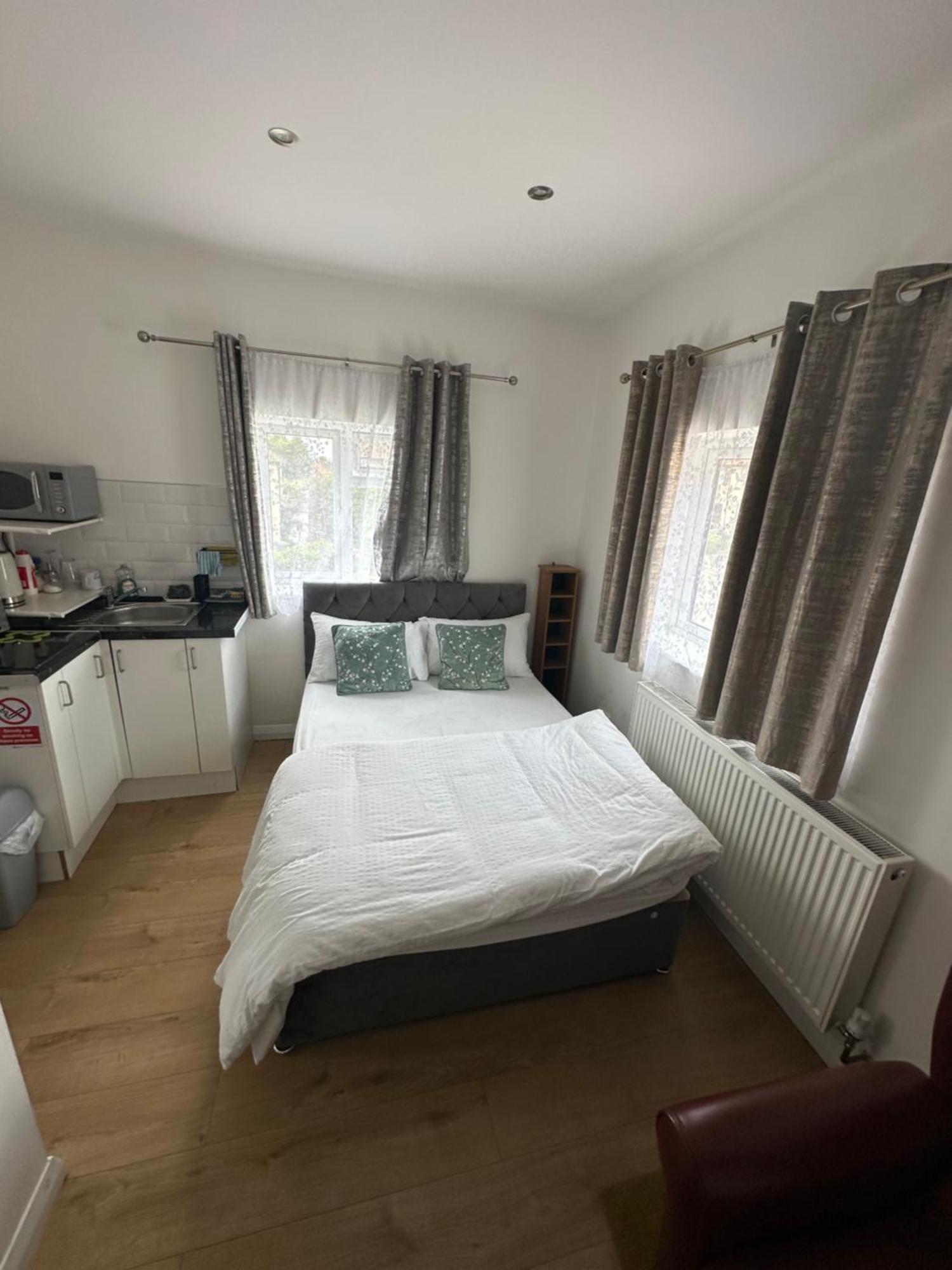 3Rd Studio Flat With Private Toilet And Bathroom Setup For Family Enjoyment 134 Keedonwood Road Bromley Exteriér fotografie