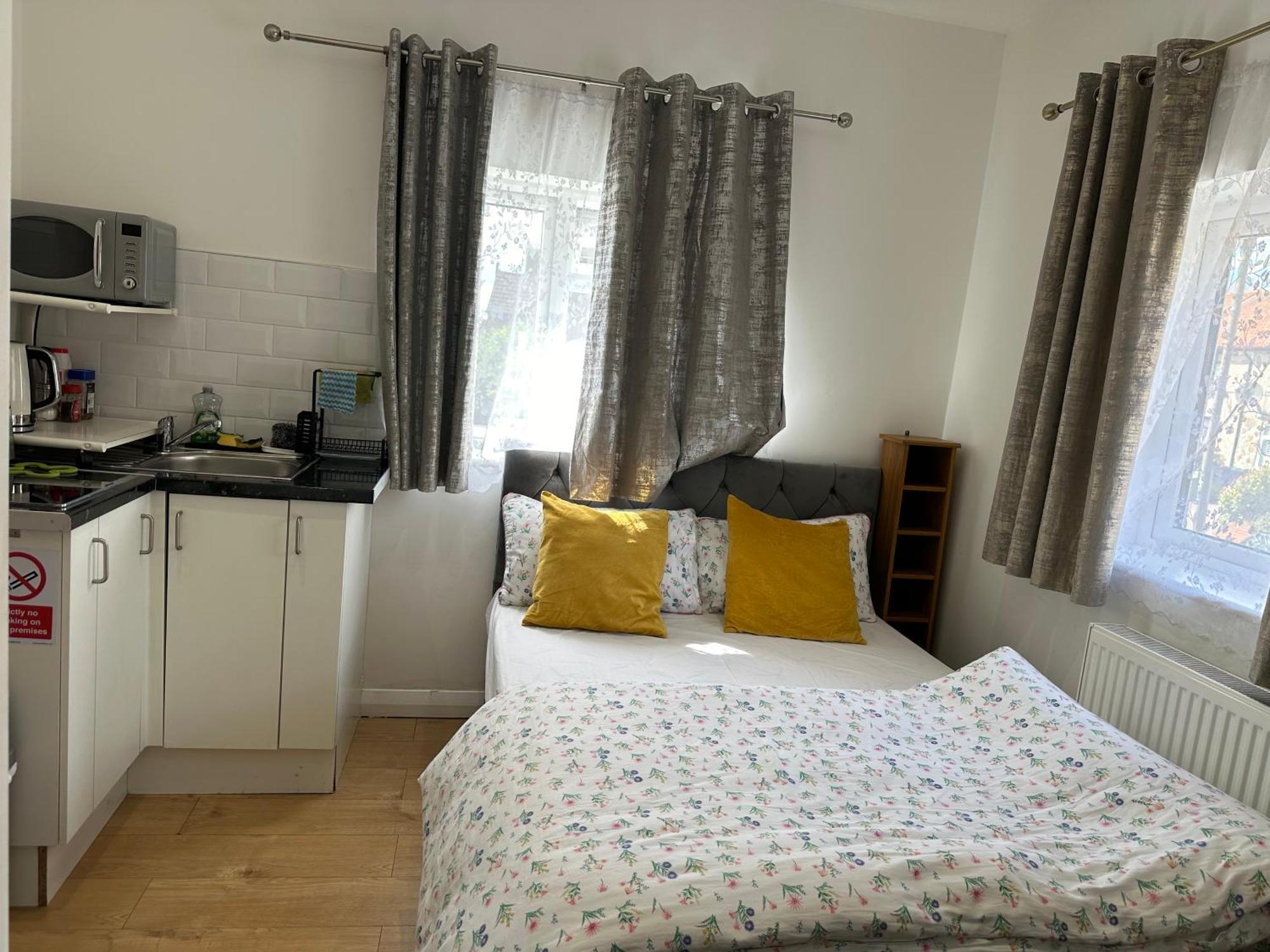 3Rd Studio Flat With Private Toilet And Bathroom Setup For Family Enjoyment 134 Keedonwood Road Bromley Exteriér fotografie