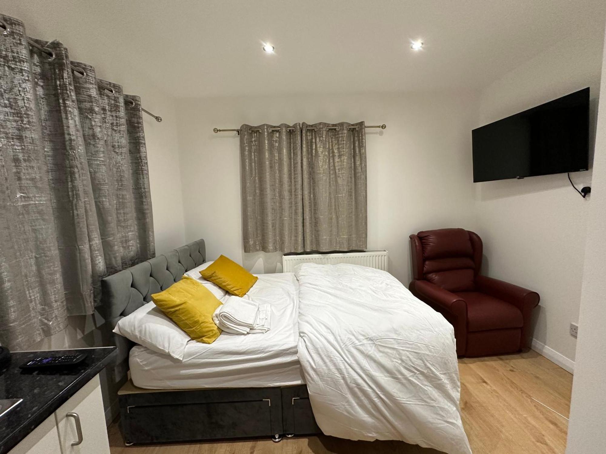 3Rd Studio Flat With Private Toilet And Bathroom Setup For Family Enjoyment 134 Keedonwood Road Bromley Exteriér fotografie